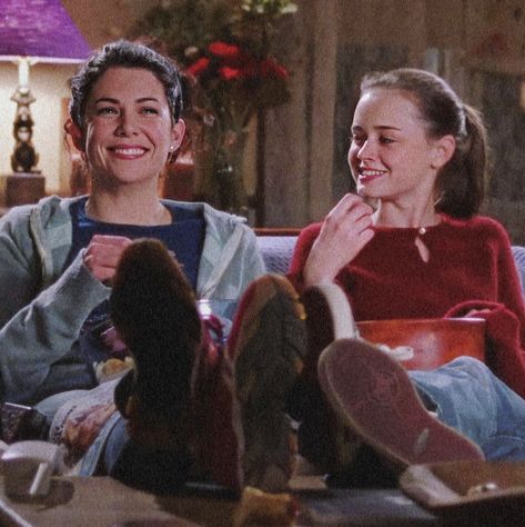 Lorelai And Rory Gilmore Aesthetic, Golmore Girls Aesthetics, Gilmote Girl Aesthetic, Love In Movies Aesthetic, Gilmore Girl Fall Aesthetic, Gilmore Girls Spotify Cover, Gilmore Girls Aesthetic Poster, Rory And Lorelai Aesthetic, Gilmore Girls Asthetics