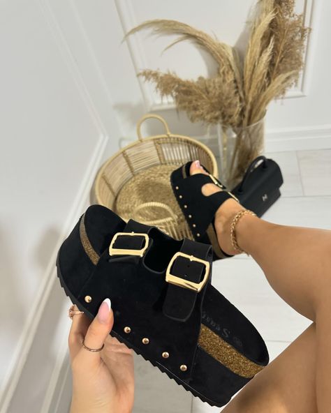 Platform Slippers Outfit, Chubby Style, Fancy Sandals, Cargo Jumpsuit, Pretty Sandals, Hair Scarf Styles, Fashion Slippers, Slipper Sandals, Fashion Sandals