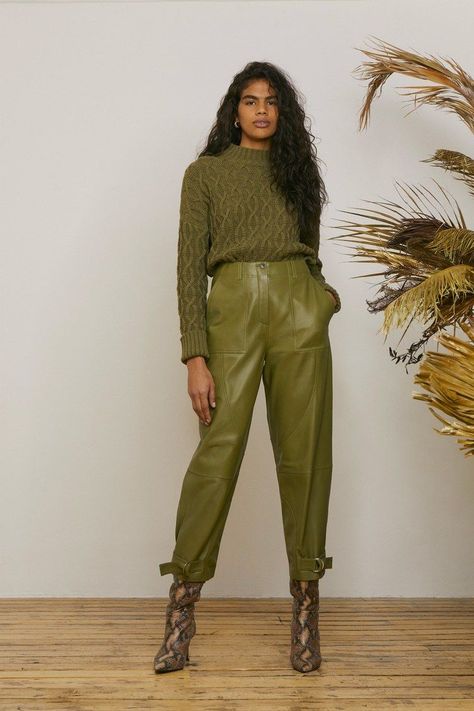 cd0dce8fca267bf1fb86cf43e18d5598desc34138418ri Vogue Vintage, Monochromatic Fashion, Monochromatic Outfit, Monochrome Outfit, 2020 Fashion Trends, Leather Pants Women, Monochrome Fashion, Leather Pant, Green Pants