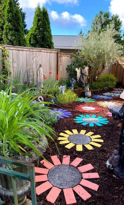 Cool Landscaping Ideas, Easy Walkway Ideas Diy, Flower Stepping Stones, Rock Flower Garden, Dyi Garden, Colorful Backyard, Path Ideas, Garden Decor Projects, Garden Decor Ideas