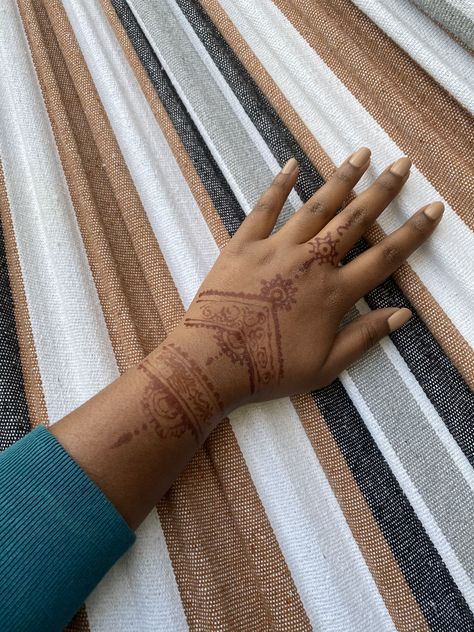 Henna on deeper skin tone Henna Designs Hand On Dark Skin, Henna Dark Skin, Red Henna On Dark Skin, Henna On Dark Skin, Modern Mehndi, Brown Henna, Red Henna, Traditional Henna, Modern Mehndi Designs