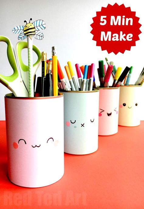 Kawaii Pencil Holder DIY Idea. These Tin Can Pen Pots are super duper quick and easy to make. A great way to get your desk organised for back to school. We love cheap and easy school supplies diys. Hope you like this OH SO EASY Cute Pencil Holder DIY too! Pencil Holder Can Diy, How To Make Pencil Holders Ideas, Desk Pencil Holder Diy Student, Pencil Pot Ideas, Pen Pot Ideas, Tin Can Pencil Holder Diy, Can Pencil Holder Diy, Diy Pot A Crayon, How To Make Pencil Holder