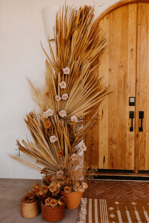 Floral arrangement inspired by the desert hues | Image by Tida Svy Photography Desert Theme Decor, Desert Floral Arrangement, Finca House, Rust Color Palette, Desert Glam, Dekor Lamaran, Joshua Tree Airbnb, Ceremony Florals, Oceanfront Wedding