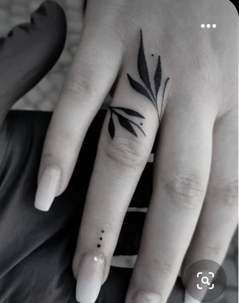 Finger Tattoo Ideas, Tato Minimal, Finger Tattoo For Women, Hand And Finger Tattoos, Ring Finger Tattoos, Henna Tattoo Designs Hand, Finger Tattoo, Small Hand Tattoos, Classy Tattoos