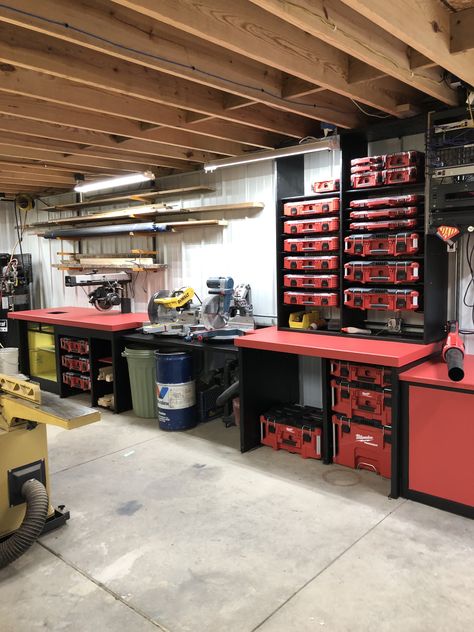 Milwaukee PackOut storage bins integrated in the a workbench Milwaukee Tool Box Garage, Milwaukee Packout Drawers Setup, Milwaukee Packout Ideas Van, Milwaukee Packout Mods Industrial, Milwaukee Packout Tool Trailer, Workshop Layout, Garage Workshop Organization, Van Storage, Garage Storage Systems