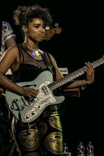 Black Guitarist, Female Guitarists, Lianne La Havas, Afro Punk Fashion, Guitar Girl, Sonic Youth, Female Guitarist, Female Musicians, Neo Soul