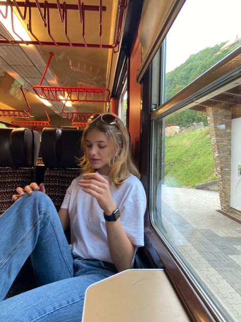 Train Pictures Instagram Aesthetic, Train Poses Instagram, Train Poses Photography, Poses In Train, Train Instagram Pictures, Train Photoshoot Aesthetic, Girl On Train Aesthetic, Train Pose Ideas, Scotland Instagram Pictures