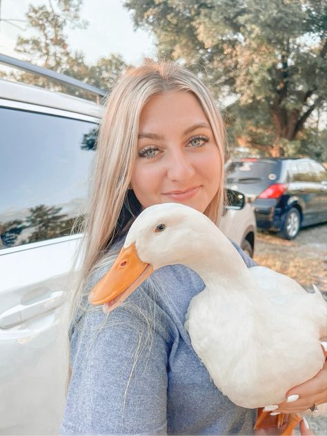 Duck Photoshoot, Duck Face Selfie, Duck Newborn Photography, Duck Looking At Camera, Duck Photography Cute, Cute Ducks In Water, Pet Ducks, Baby Ducks, Photoshoot Ideas