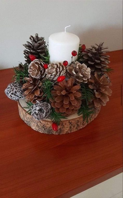 Christmas Candle Centerpieces, Christmas Centerpieces Cheap, Christmas Floral Designs, Pinecone Crafts Christmas, Christmas Candle Holder, Fall Hair Color Ideas, Christmas Candle Decorations, Dye Ideas, Christmas Centerpieces Diy