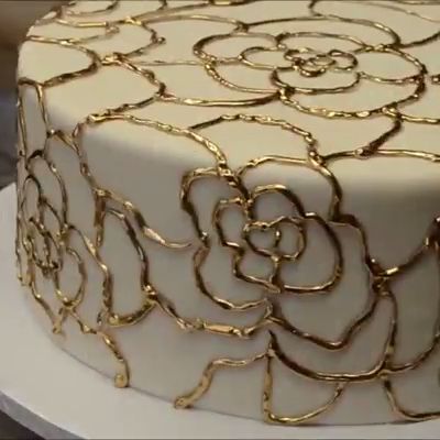 Gold Buttercream Flowers, Piping Gel Cake Design, Gold Cake Design, Best Cake Designs, Gold Flower Pattern, Piping Gel, Elegant Cake Design, Professional Cake Decorating, Patisserie Fine