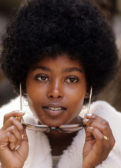 Brenda Sykes Brenda Sykes, 70s Black Women, Black Actresses, Vintage Black Glamour, Black Hollywood, Black Barbie, Night Looks, Looks Style, Vintage Beauty