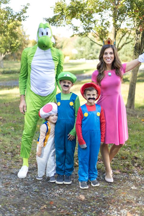 Diy Super Mario Family Costume, Super Mario Family Costume, Mario Characters Costumes, Mario Family Costume, Mario Character Costumes, Brothers Costumes, Best Couple Costumes, Mario Brothers Costumes, Mario Dress