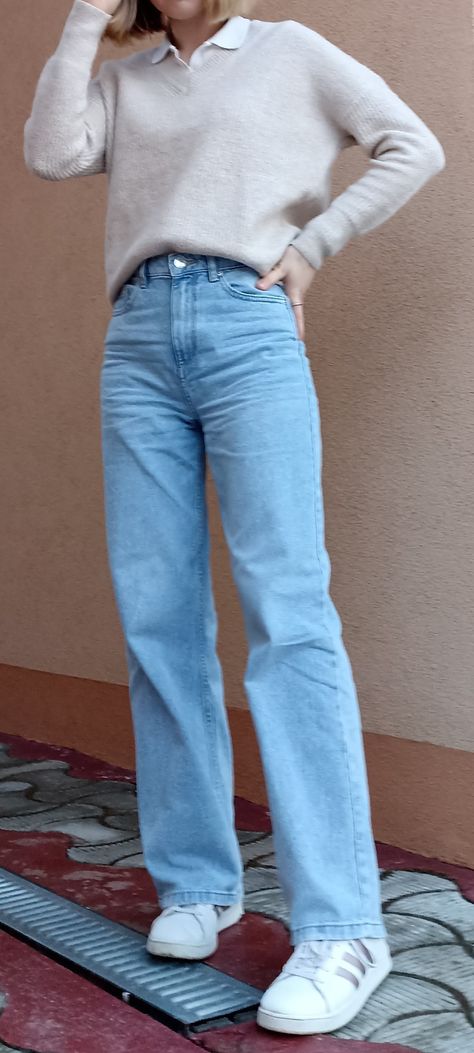 Light Jeans White Sneakers, Hoodie And Straight Jeans Outfit, White T Shirt Blue Jeans Outfit Women, Light Wide Jeans Outfit, Lightwash Jean Outfits Winter, Polo Jeans Outfit Women, Blue Wide Leg Jeans Outfit Winter, Light Blue Sneakers Outfit, Light Blue Wide Leg Jeans Outfit