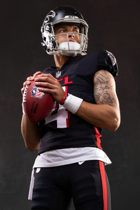 Desmond Ridder, quarterback for the Atlanta Falcons, in action on the field. #DesmondRidder #AtlantaFalcons #NFL #football Desmond Ridder, Nfl Falcons, Nfl Quarterback, Nfl Wallpaper, Wallpaper Football, Nfl Player, Nfl Draft, Professional Football, Nfl Players