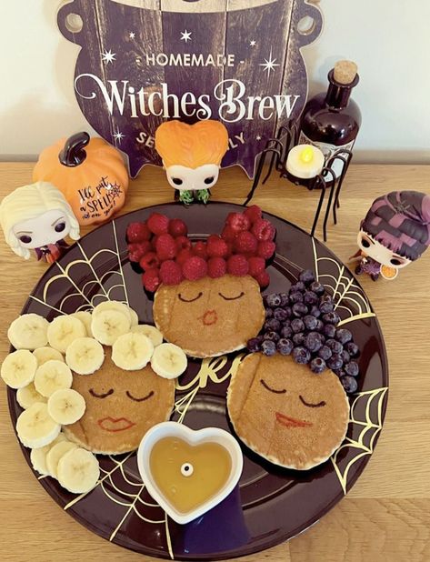 Hocus Pocus Treat Ideas, Hocus Pocus Dinner Food, Hocus Pocus Night, Hocus Pocus Snacks, Hocus Pocus Movie Night Food, Book Brownies Hocus Pocus, Hocus Pocus Food Ideas, Disney Halloween Food, Hocus Pocus Treats