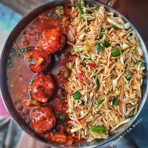 Delhi food bloggers on Instagram: “Our favourite combo! Can have this all day long❤️💕 Recipe for both fried rice and manchurian is up on our feed. Check out 'homemade' under…” Manchurian Fried Rice, Delhi Food, Delicious Food Image, Veg Snacks, One Pot Pasta Recipes, Vegetarian Fast Food, Vegetarian Snacks Recipes, Makanan Diet, Food Babe