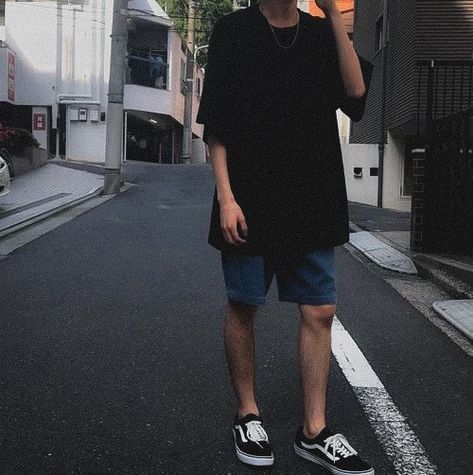 High Cut Outfit, Boys Streetwear, Skateboard Fashion, Vans Shorts, Mens Shorts Outfits, Grunge Style, Grunge Fashion, Black Shorts, Boy Fashion