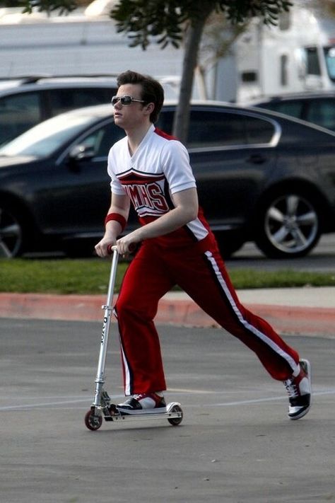 Riding a scooter on set Glee Funny, Glee Memes, Kurt Hummel, Glee Club, Ryan Murphy, Chris Colfer, Glee Cast, Movies And Series, Lea Michele