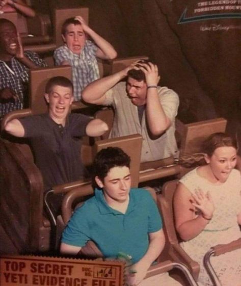 Best theme park photo ever! Genius group effort 😂 #themeparkride #rollercoaster #groupphoto #photo #ninjamitton Funny Group Pictures, Funny Group Photos, Friends Group Photo, Group Photo Poses, Friend Group Pictures, Squad Pictures, Squad Photos, Funny Poses, Group Poses