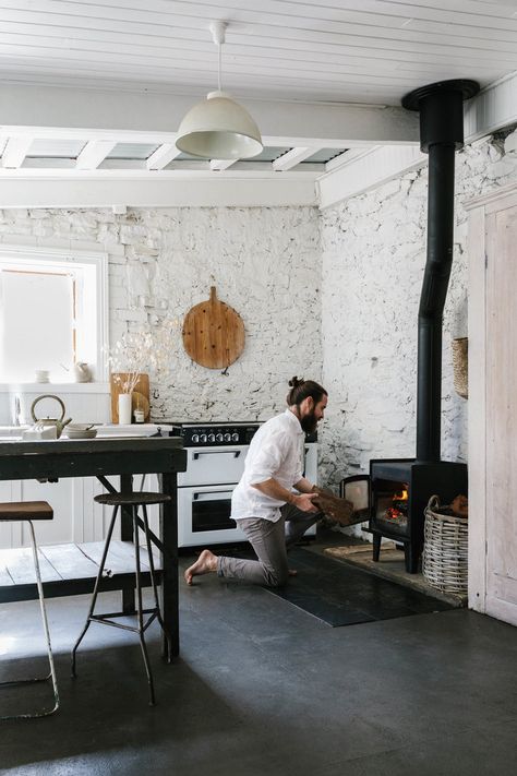 8 Great White Kitchens That Might Make Me Rethink Color — The Grit and Polish Fireplace In Kitchen, Neutral Cabinets, Country Getaway, Country Style Magazine, White Concrete Countertops, Target Inspired Home Decor, Classic White Kitchen, Kitchen Floor Plans, White Cabinetry