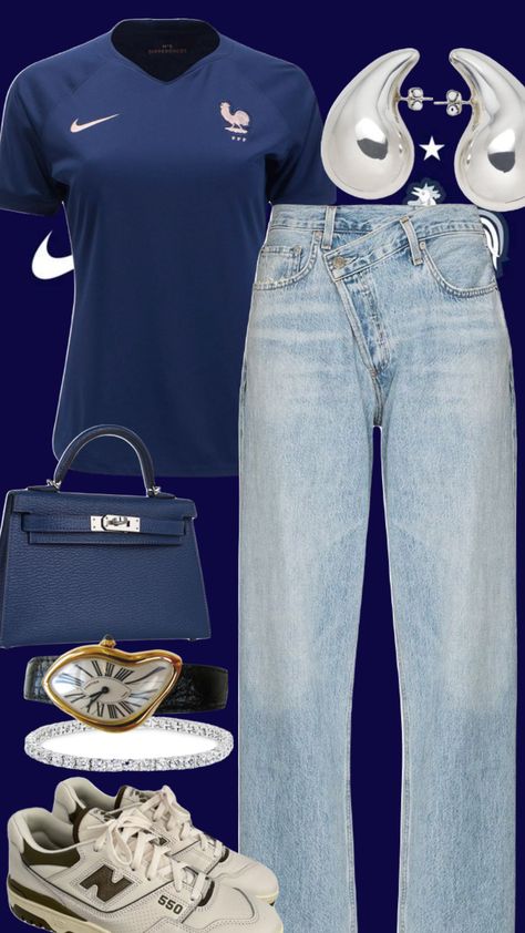 Soccer Wag Outfits, Soccer Gf Outfit, Soccer Game Mom Outfit, Wag Outfits Soccer, Soccer Aesthetic Clothes, Wag Outfits Style, Soccer Girlfriend Outfits, Aesthetic Soccer Jersey Outfit, Wag Soccer