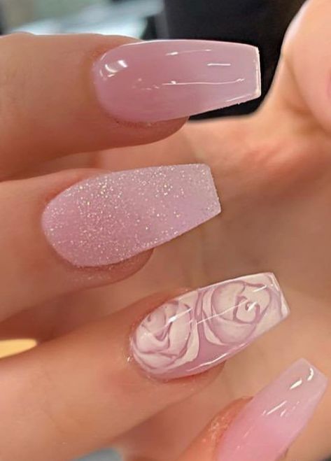 Oval Nails 2023, Ombre Nail Art Designs, Valentine Nails, Floral Nail Designs, Her Nails, Nail Art Ombre, Nails 2023, Trim Nails, Oval Nails