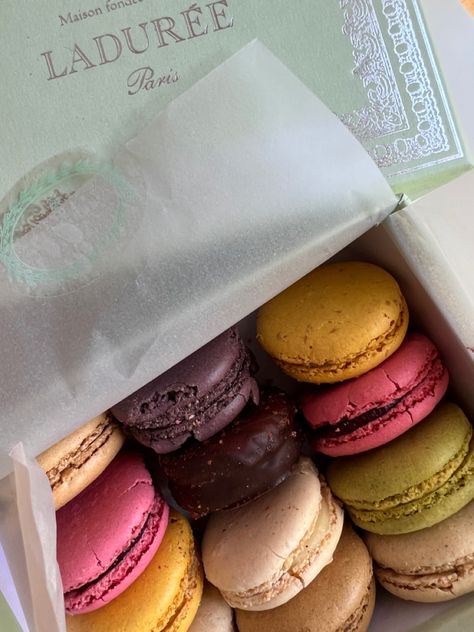 Macarons, parks macarons, macarons paris, aesthetic macarons, colourful macarons, la durée macarons French Macarons Aesthetic, Macaron Aesthetic, Aesthetic Macarons, Macarons Aesthetic, Macaron Bakery, Macarons Paris, Birthday 17, Colorful Macarons, Laduree Paris