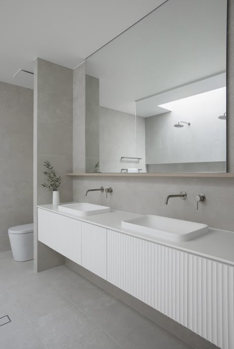 White Bathroom Ideas Marble, Big Bathroom Design, Solid Surface Bathroom, Ensuite Design, Minimalist Bathroom Design, Bathroom Ensuite, Timeless Bathroom, Coastal Bathroom, Master Ensuite