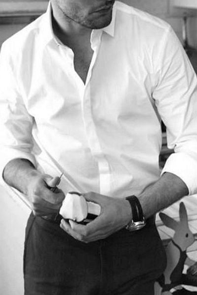 It's really easy to be stylish- a good white shirt and an elegant watch Best White Shirt, White Shirt Men, Mens Fashion Smart, Elegant Man, Sharp Dressed Man, The Perfect Guy, Gentleman Style, Black & White, White Shirts