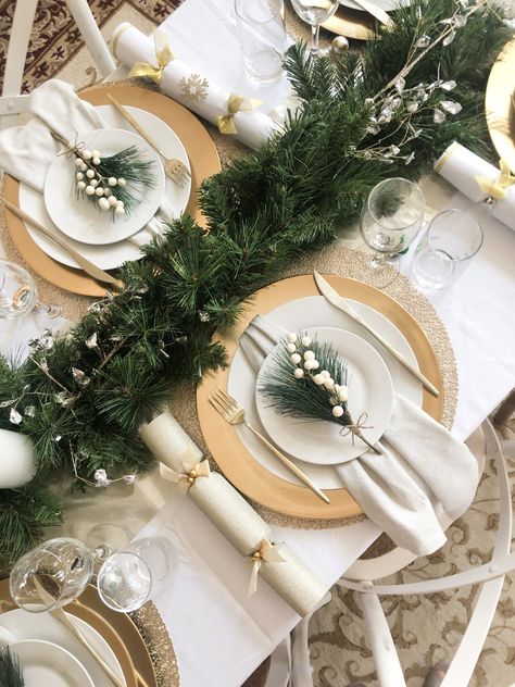 White Table Christmas Decor, Beige Christmas Table Decor, Christmas Morning Table Setting, Classic Christmas Table Setting, Christmas Table Green And Gold, Christmas Setting Table, Gold And Green Christmas Table, Boho Christmas Table Setting, Gold Christmas Table Settings