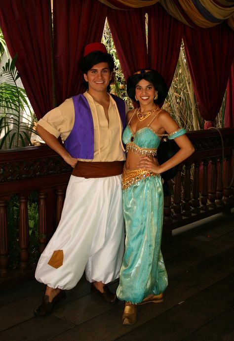 Cute Aladdin and Jasmine. Jasmine And Aladdin Costume, Princess Jasmine Wig, Fav Princess, Aladdin Jr, Princess Jasmine Costume, Aladdin Costume, Gown Designs, Aladdin And Jasmine, Disney Face Characters