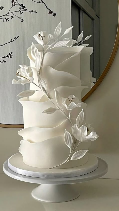 خواتم خطوبة, Classic Wedding Cake, Dream Wedding Cake, Dream Wedding Decorations, Modern Wedding Cake, Bolo Fake, White Wedding Cake, Elegant Wedding Cakes, Wedding Cake Inspiration