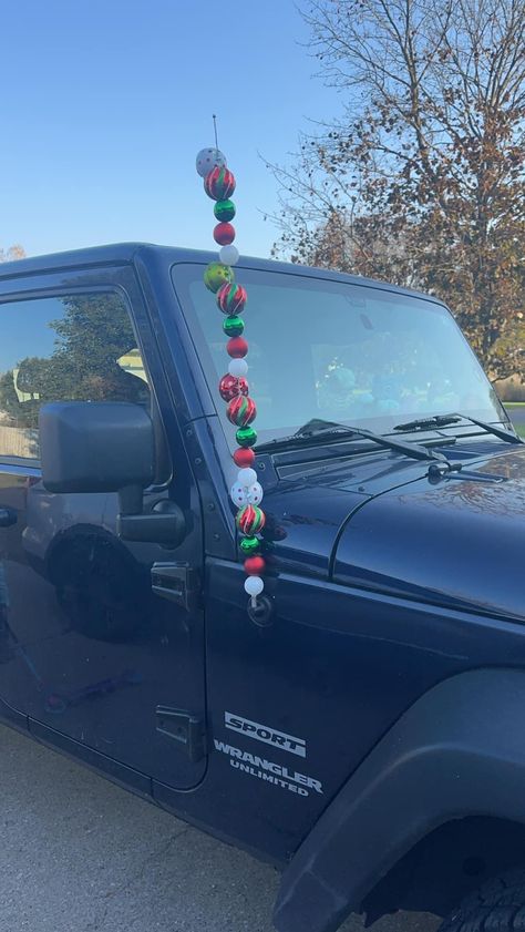 Christmas Jeep Tire, Thanksgiving Jeep Decorations, Jeep Tire Christmas Wreath, Jeep Wrangler Christmas Decorations, Christmas Jeep Decorations, Christmas Parade Truck Ideas, Jeep Decorations Interior, Decorate Jeep For Christmas, Jeep Christmas Decorations