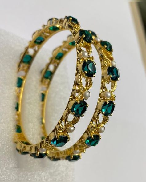 Green Stone Bangles Gold, Stone Gold Jewellery, Stone Bangles Gold, Green Stone Bangles, Blue Bangles, Simple Gold Bangle, Bridal Jewelry Sets Brides, Jewel Design, Stone Bangles