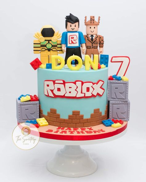 Roblox Fondant Cake, Roblox Cake Ideas For Boys, Roblox Cake Boys, Roblox Cake Design, Roblox Cakes, Garfield Cake, Roblox Birthday Cake, Fruit Cake Design, Roblox Party