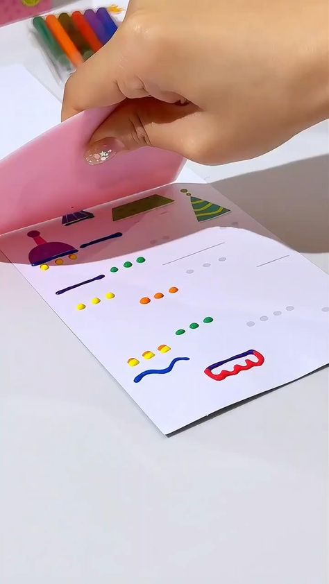 Mit diesem DIY Rainbow Scratch Painting Set können Sie wunderschöne Kunstwerke erschaffen, indem Sie die schwarze Oberfläche kratzen und die darunter liegenden lebendigen Farben freilegen. Es ist einfach zu verwenden, entspannend und macht in jedem Alter Spaß. Ideal für Kinder und Erwachsene, ist es das perfekte Geschenk für kreative Köpfe. Magic Crafts For Kids Art Projects, Childrens Christmas Card Ideas, Love Activities For Kids, Vetenskapliga Experiment, Diy Rainbow, Classroom Gifts, Scratch Art, Kid Art, Kid Activities