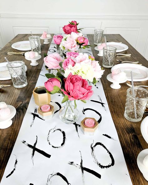 Quotes Valentines Day, Saint Valentin Diy, Valentines Bricolage, Table Runner Diy, Valentinstag Party, Girly Party, Tafel Decor, Galentines Party, Valentine Dinner