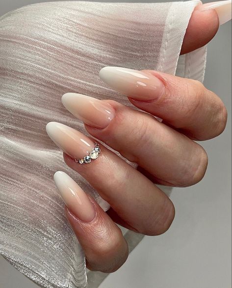 Almond shaped Ombre White Nails With Diamond design Creamy White Nails Design, Elagent Aesthetic Nails, Nails Creamy White, Nails With Diamond Design, White Nails Wedding, Creamy White Nails, Creamy Nails, Gel Polish Ombre, Ombre Almond Nails