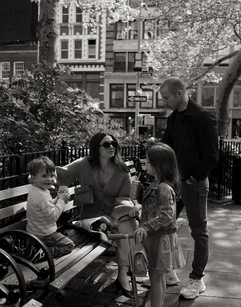 Nyc Family Aesthetic, City Family Aesthetic, New York Family Photos, New York Family Aesthetic, Family Pictures City, New York City Family Photos, Family Photos City, Nyc Family Photoshoot, Family Photoshoot In The City