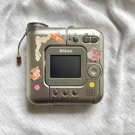 Nikon Coolpix Sq, Cool Cameras, Coolpix Camera, Aesthetic Electronics, Y2k Camera, Cute Gadgets, Retro Electronics, Camera Decor, Nikon Digital Camera