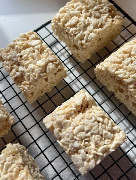 Protein Rice Crispy Treats Protein Rice Krispie Treats, Protein Rice Crispy, Protein Rice Crispy Treats, Protein Rice, Making Rice, Preworkout Snack, Protein Treats, Protein Desserts, Rice Crispy Treats