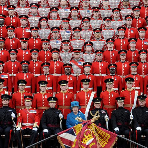 British Guard, Somerset Levels, Grenadier Guards, Queens Guard, British Army Uniform, British Uniforms, Rainha Elizabeth Ii, Royal Family England, Elisabeth Ii