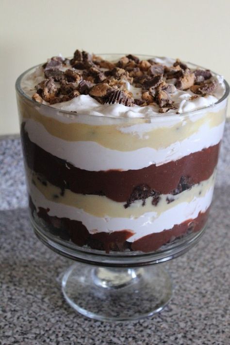 Candy Recipes: Reese Peanut Butter Trifle Reese's Desserts, Peanut Butter Cup Trifle, Trifles Desserts, Chocolate Peanut Butter Trifle, Peanut Butter Trifle, Bowl Desserts, Reese Cup, Desserts Nutella, Brownie Trifle