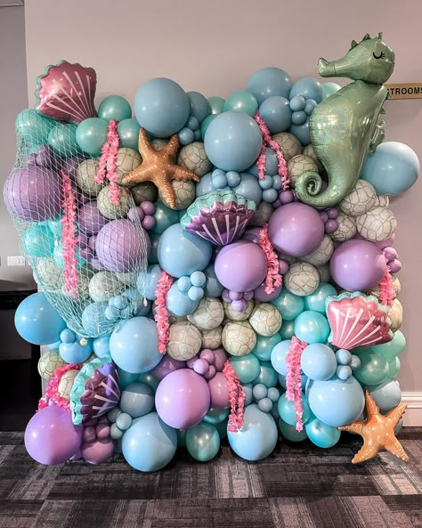 Under The Sea Balloon Backdrop, Mermaid Balloon Wall, Beach Party Balloons, Under The Sea Balloons, Sea Balloon Decorations, Under The Sea Centerpieces, Mermaid Balloon Arch, Ocean Party Ideas, Sea Birthday Party Decorations