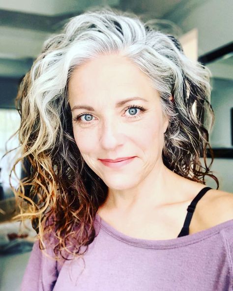 Grey Hair Journey, Grey Hair Over 50, Grey Hair Transformation, Grey Hair Dye, Grey Curly Hair, Grey Hair Inspiration, Beautiful Gray Hair, Gray Hair Growing Out, Silver Grey Hair