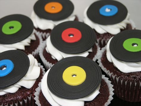 Vinyl Record Cupcakes Vinyl Record Cupcakes, Record Cupcakes, Birthday Cupcakes Ideas, Music Cupcakes, Beatles Party, Music Cakes, 80s Birthday Parties, Music Cake, Cupcakes Ideas