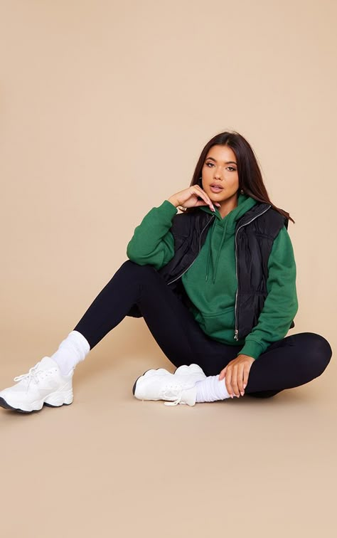 Outfits With Green Sweatshirt, Green Hoodie Outfit Girl, Green Fall Outfit Aesthetic, Leggings Gilet, Green Hoodie Outfits, Dark Green Hoodie Outfit, Dark Green Leggings Outfit, Oversized Hoodie With Leggings, Dark Green And Black Outfit