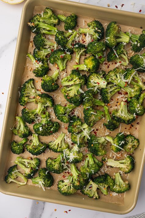 Take ordinary broccoli to the next level with this awesome oven roasted broccoli recipe. With simple seasonings, lemon, garlic and Parmesan cheese, it's sure to be a huge hit at the dinner table! Broccoli Florets In Oven, Easy Roasted Broccoli, Roast Broccoli Oven, Garlic Broccoli Recipes, Baked Broccoli Oven, Make Ahead Broccoli, Roasting Broccoli In Oven, Roasted Broccoli Recipes, Garlic Parmesan Broccoli