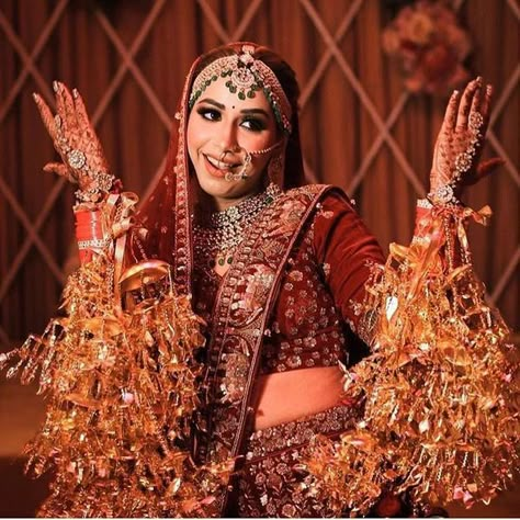 The Cutest Kaleera Photos We Spotted On Real Brides! Bridal Chura, Punjabi Bride, Wedding Girl, Indian Brides, Indian Bridal Dress, Bridal Photoshoot, Indian Bridal Outfits, Bridal Portrait, Bridal Bangles