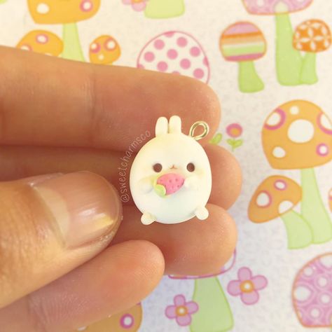 Bunny Clay Charm, Clay Charm Ideas Easy, Bunny Clay Earrings, Polymer Clay Charms Kawaii, Polymer Keychain, Bunny Clay, Clay Bunny, Kawaii Clay, Clay Inspo